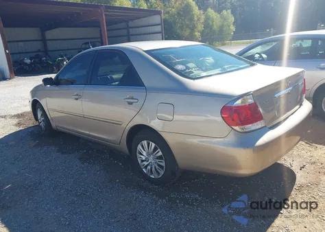 2005 Toyota Camry Le z USA, uszkodzony, nr VIN 4T1BE32K05U556153